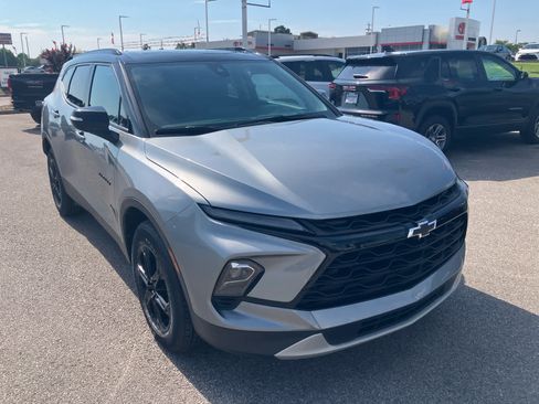 Used 2023 Chevrolet Blazer LT w/ Sound & Technology Package FWD image 1