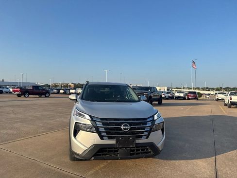 Certified 2025 Nissan Rogue SV FWD image 4