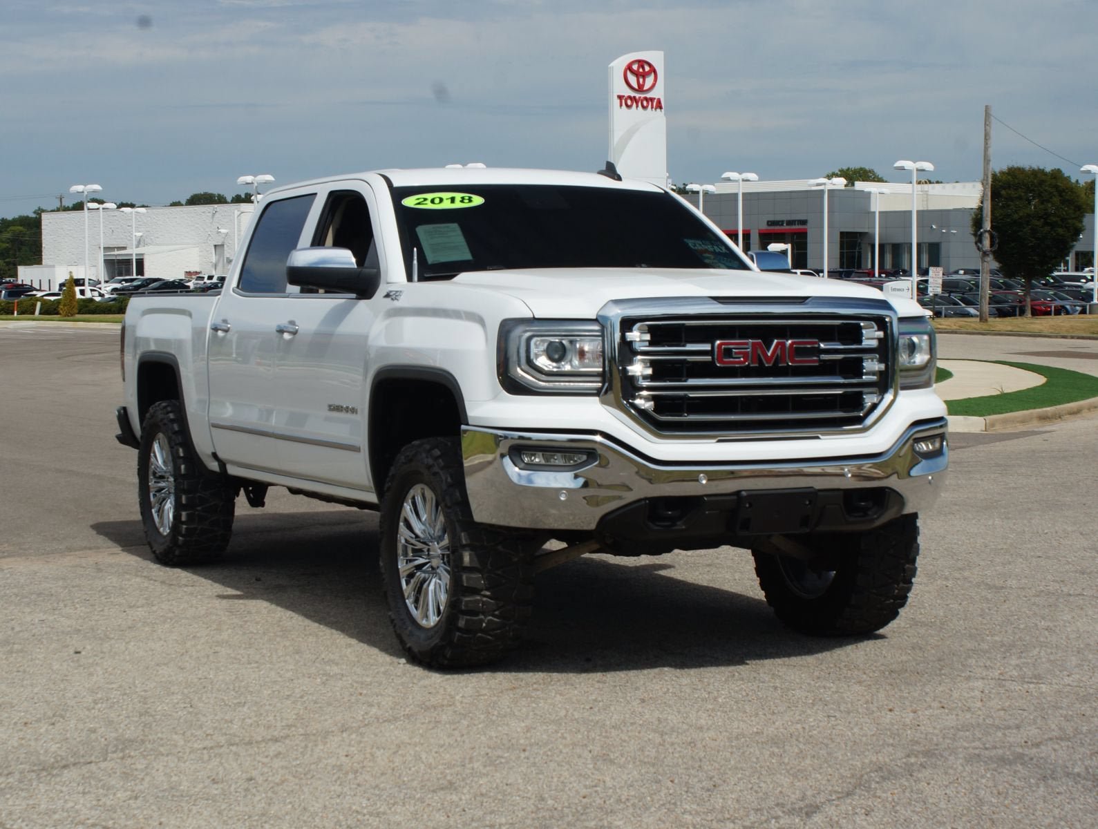 Used 2018 GMC Sierra 1500 SLT w/ SLT Premium Package AWD/4WD image 2