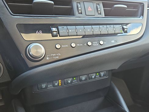 Certified 2023 Lexus ES 300h w/ Luxury Package image 17