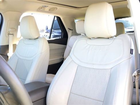 Used 2021 Ford Explorer Platinum w/ Premium Technology Package image 11