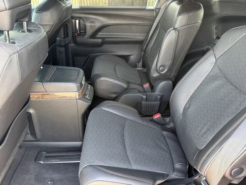 Used 2025 Toyota Sienna Platinum image 30