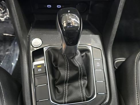 Used 2022 Volkswagen Tiguan SE w/ Panoramic Sunroof Package FWD image 18