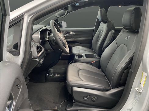 New 2026 Chrysler Pacifica Select w/ S Appearance Package AWD/4WD image 4