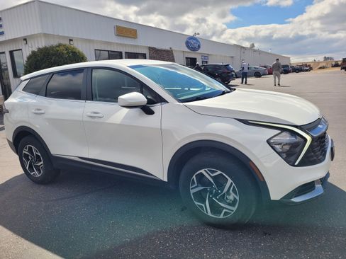 Used 2023 Kia Sportage LX image 4