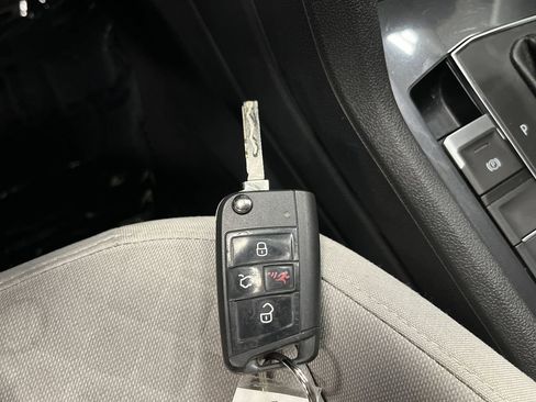 Used 2020 Volkswagen Tiguan S image 23