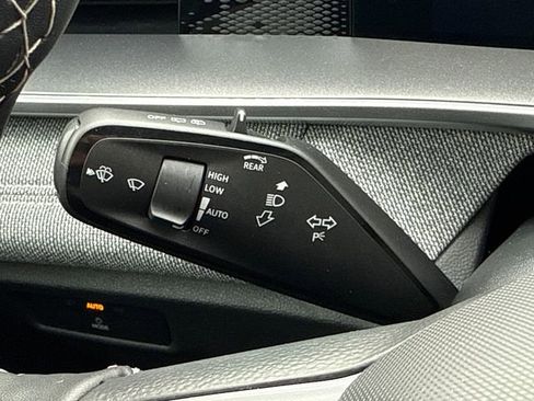 Used 2025 Volkswagen Tiguan S image 37