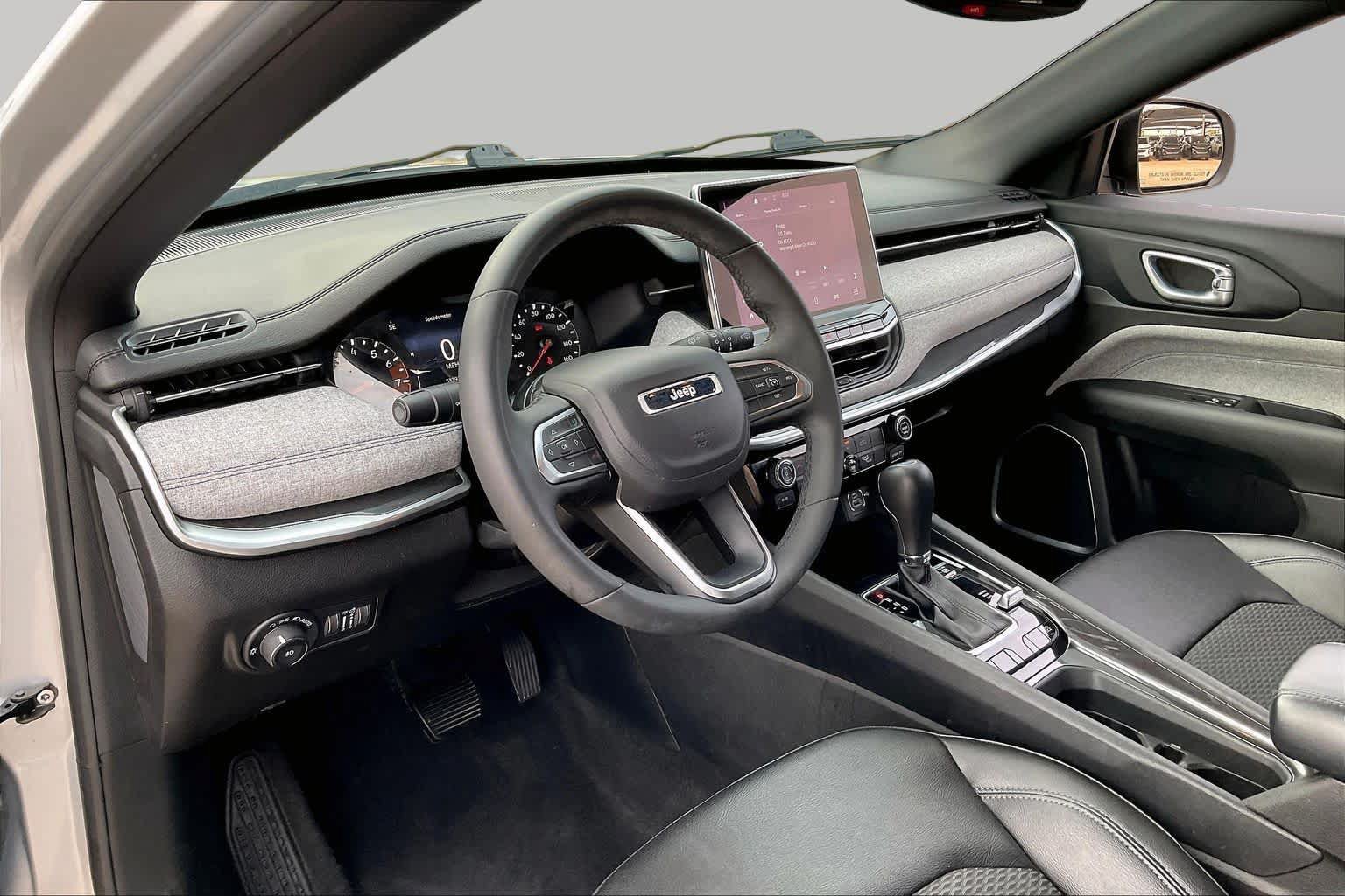 Used 2024 Jeep Compass Latitude AWD/4WD image 17