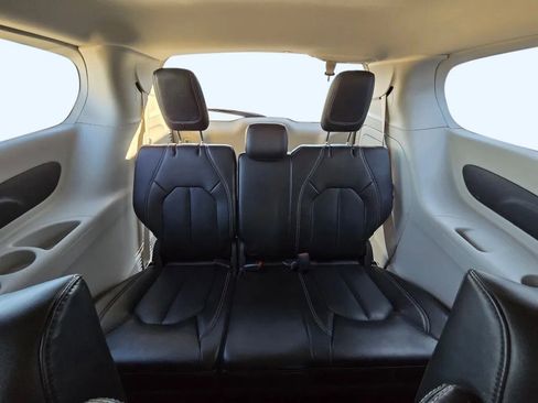 Used 2024 Chrysler Pacifica Select image 29