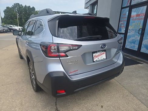 Used 2023 Subaru Outback Premium AWD/4WD image 9