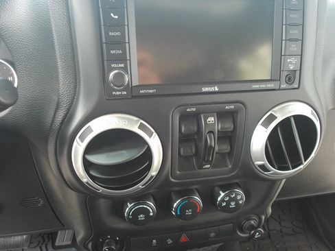 Used 2015 Jeep Wrangler Unlimited Rubicon w/ Connectivity Group AWD/4WD image 17