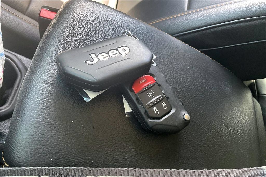 Used 2024 Jeep Wrangler Unlimited Sahara w/ Safety Group AWD/4WD image 10