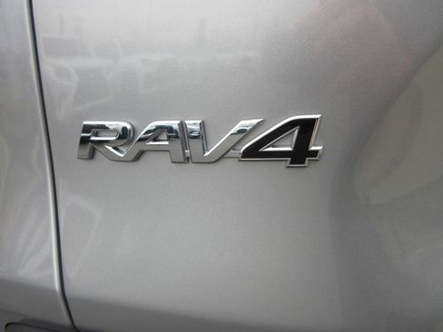Used 2023 Toyota RAV4 XLE Premium image 8