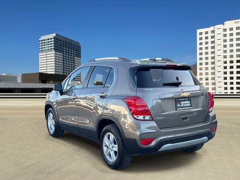 Used 2021 Chevrolet Trax LT w/ LT Convenience Package FWD image 3