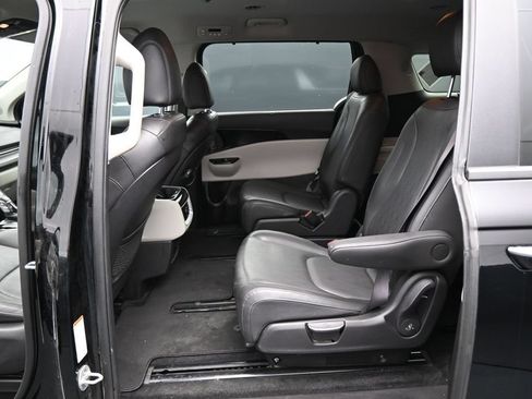 Used 2024 Kia Carnival EX FWD image 24