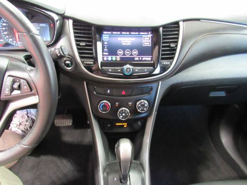 Used 2020 Chevrolet Trax LT w/ LT Convenience Package AWD/4WD image 17