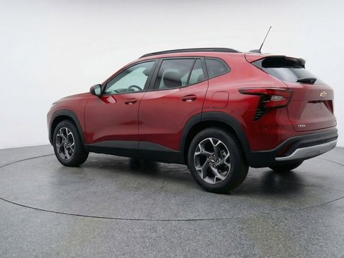 Used 2025 Chevrolet Trax LT w/ LT Convenience Package image 6