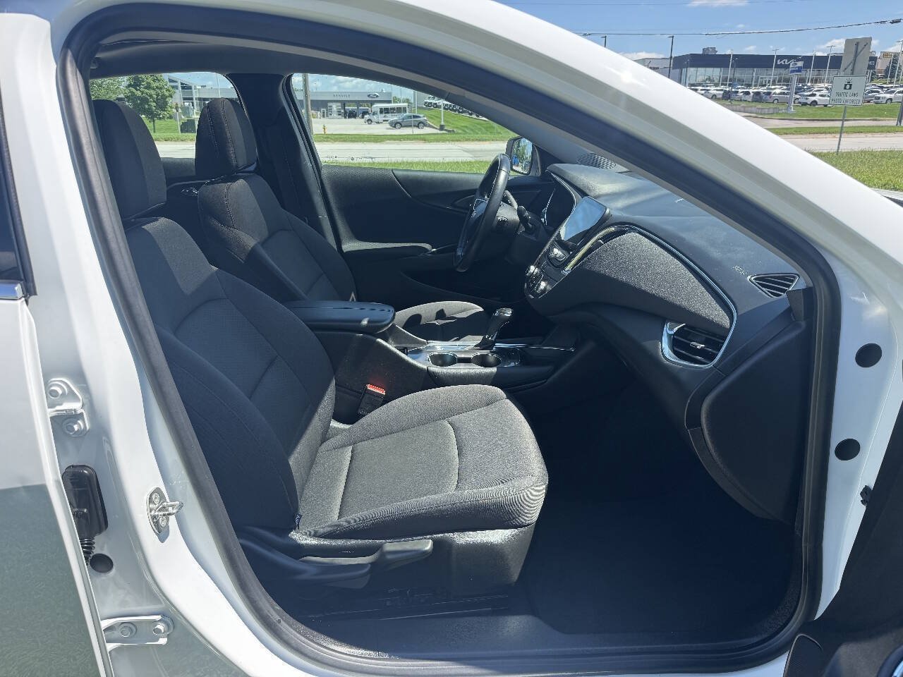 Used 2017 Chevrolet Malibu LT FWD image 14