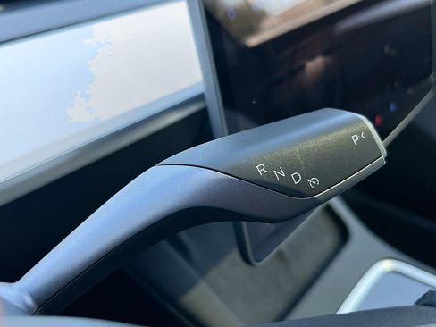 Used 2024 Tesla Model Y Long Range AWD/4WD image 16