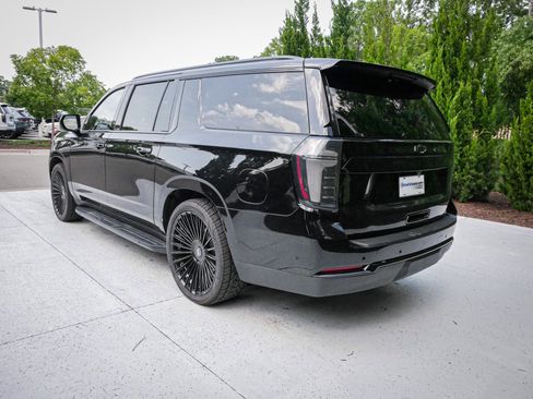 Used 2025 Chevrolet Suburban LT w/ Comfort Package AWD/4WD image 8