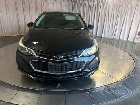 Used 2018 Chevrolet Cruze LT w/ Convenience Package FWD image 2