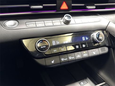 Used 2024 Hyundai Elantra Limited image 21