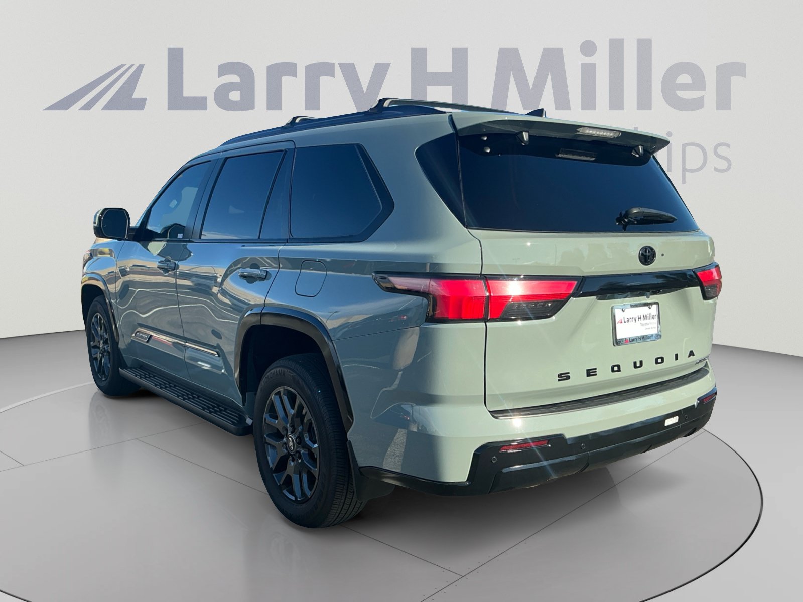 Used 2025 Toyota Sequoia Platinum AWD/4WD image 3