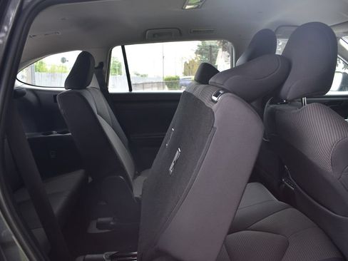 Used 2025 Toyota Highlander LE FWD image 32
