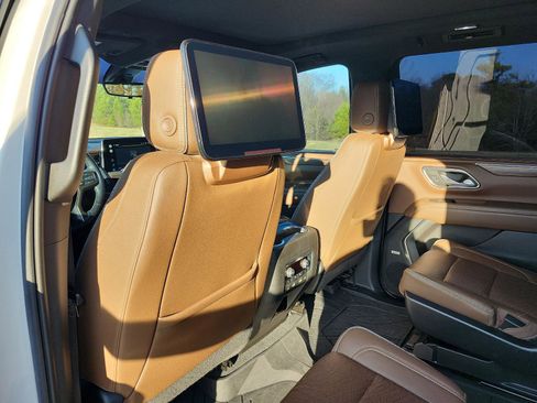 Used 2022 Chevrolet Suburban High Country image 12