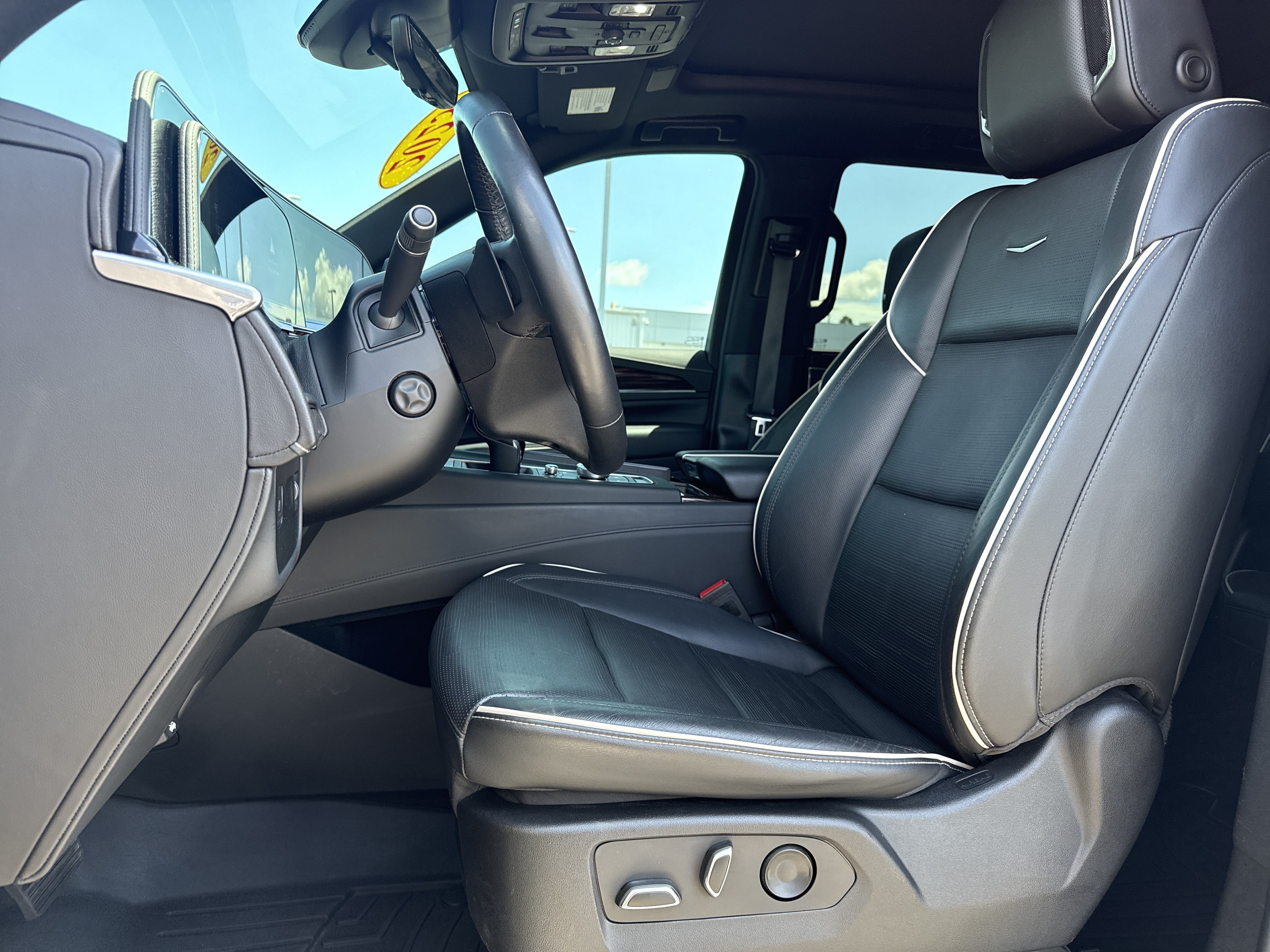 Used 2023 Cadillac Escalade Premium Luxury AWD/4WD image 16