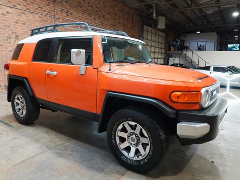Used 2014 Toyota FJ Cruiser 4WD w/ Upgrade Package image 2