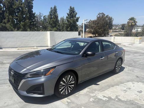 Used 2025 Nissan Altima 2.5 SV FWD image 2