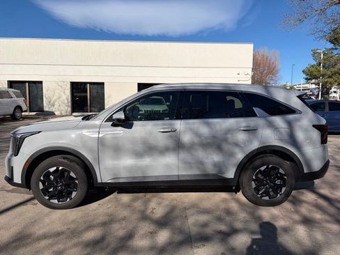 Used 2025 Kia Sorento S image 2