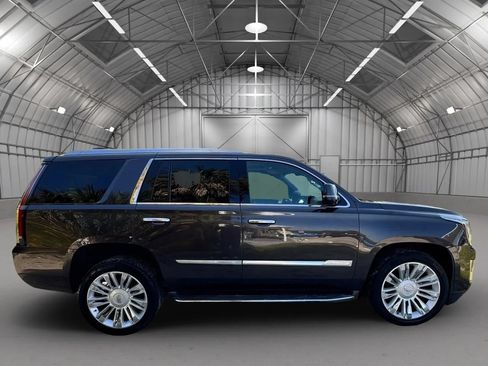 Used 2016 Cadillac Escalade Luxury AWD/4WD image 6