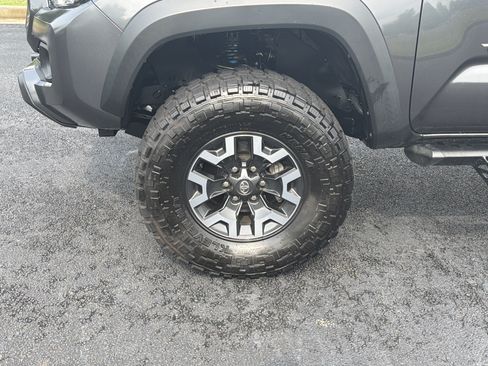 Used 2022 Toyota Tacoma TRD Off-Road w/ Technology Package RWD image 32