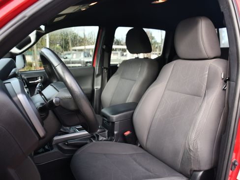 Used 2018 Toyota Tacoma TRD Sport image 9