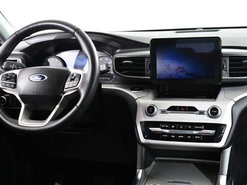 Used 2023 Ford Explorer XLT w/ Equipment Group 202A image 8
