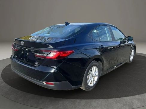 Used 2025 Toyota Camry LE image 5