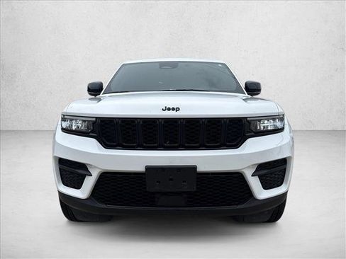 Used 2023 Jeep Grand Cherokee Altitude image 2