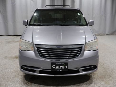 Used 2014 Chrysler Town & Country Touring image 8