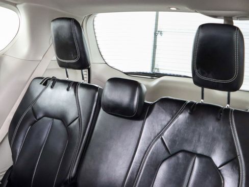 Used 2023 Chrysler Pacifica Touring-L FWD image 25