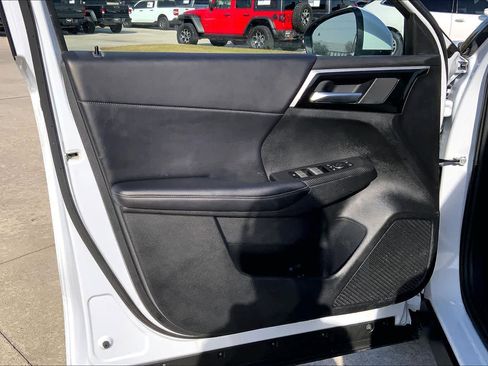 Used 2024 Mitsubishi Outlander SE image 21