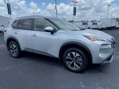 Used 2022 Nissan Rogue SV w/ SV Premium Package FWD image 2