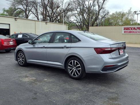 Used 2025 Volkswagen Jetta SE FWD image 3