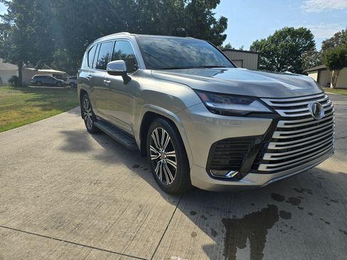 Used 2024 Lexus LX 600 4WD w/ Luxury Package image 2