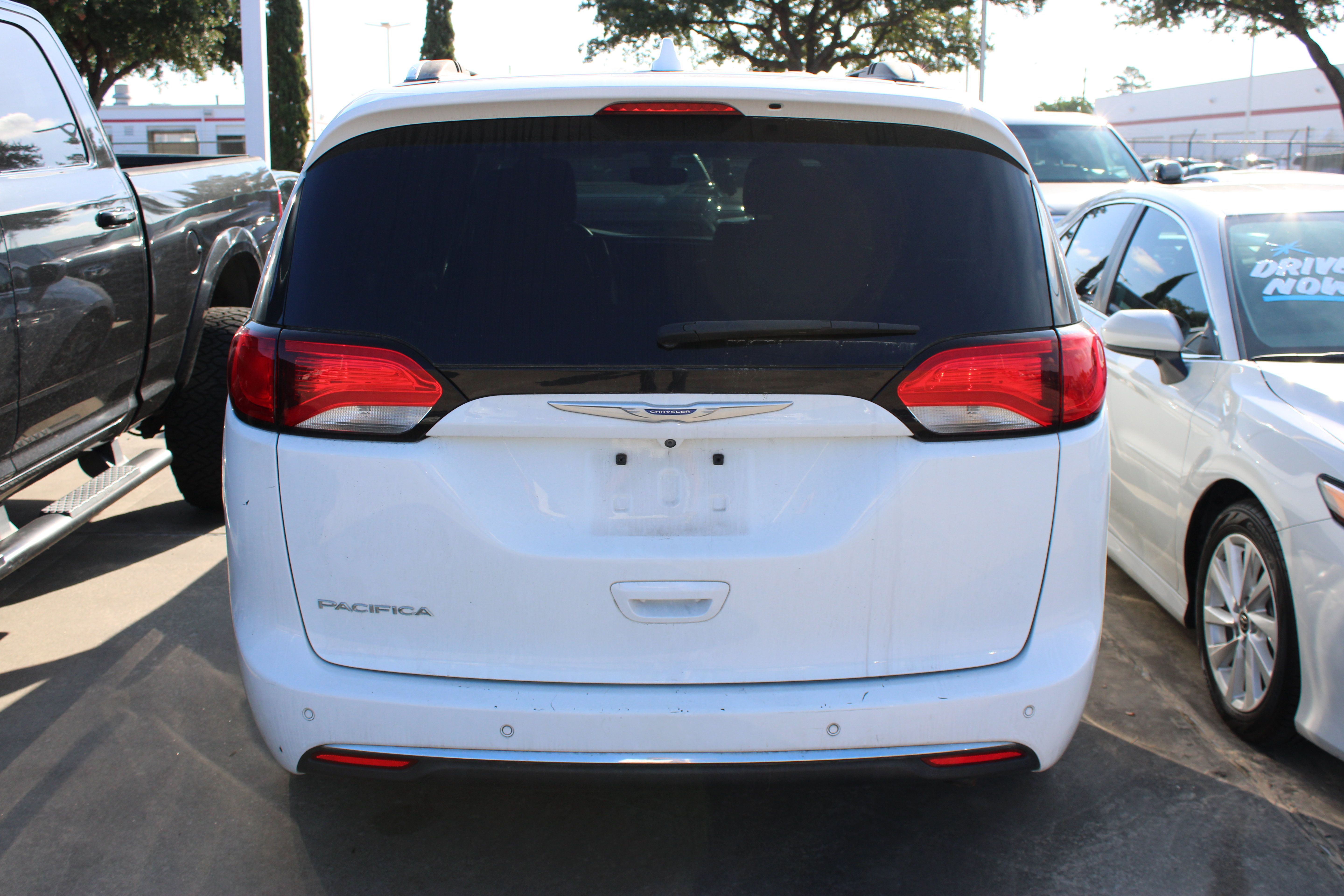 Used 2020 Chrysler Pacifica Touring-L FWD image 7