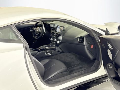 Used 2022 Aston Martin V8 Vantage Coupe image 27