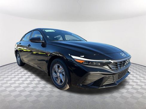 New 2026 Hyundai Elantra SE image 3