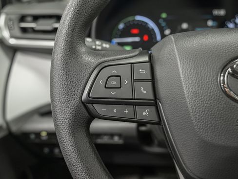 Used 2025 Toyota Sienna LE w/ LE Plus Package image 19