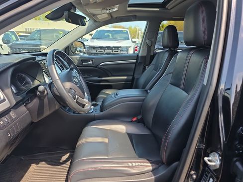Used 2019 Toyota Highlander SE image 23